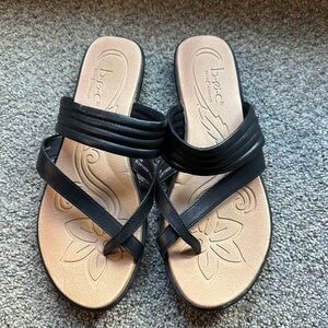 b.o.c. Women's Black and Tan Sandals